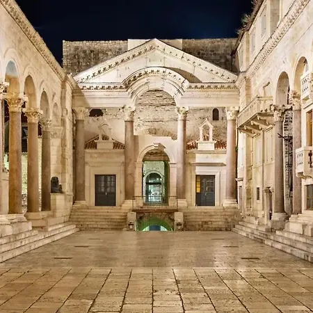 Maroen Lux And Old Town *